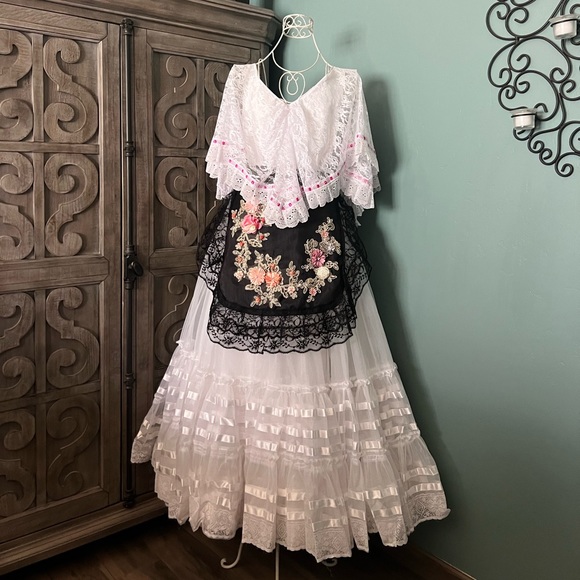 Veracruz Folklorico Dress - Picture 4 of 10